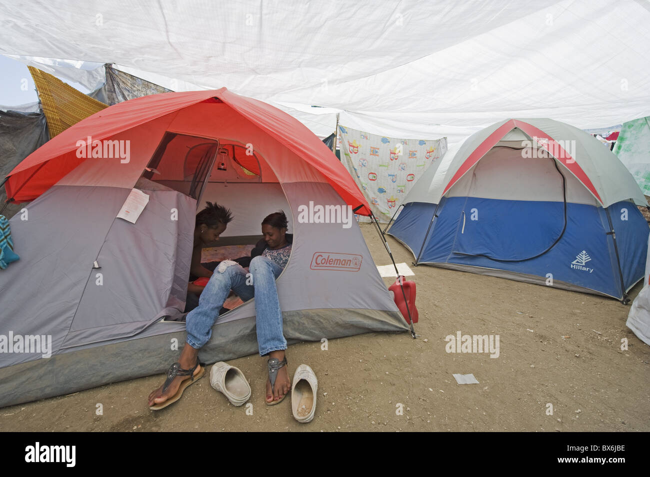 Obdachlose Bewohner in einem neuen Zelt-Stadt nach dem Erdbeben im Januar 2010, Port au Prince, Haiti, West Indies Stockfoto