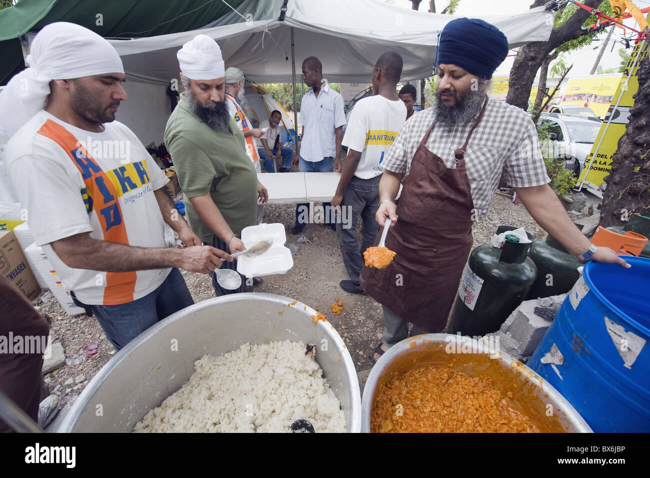 Zubereitung von Speisen für den Vertrieb mit United Sikhs nach dem Januar 2010 Erdbeben, Port au Prince, Haiti, West Indies Stockfoto