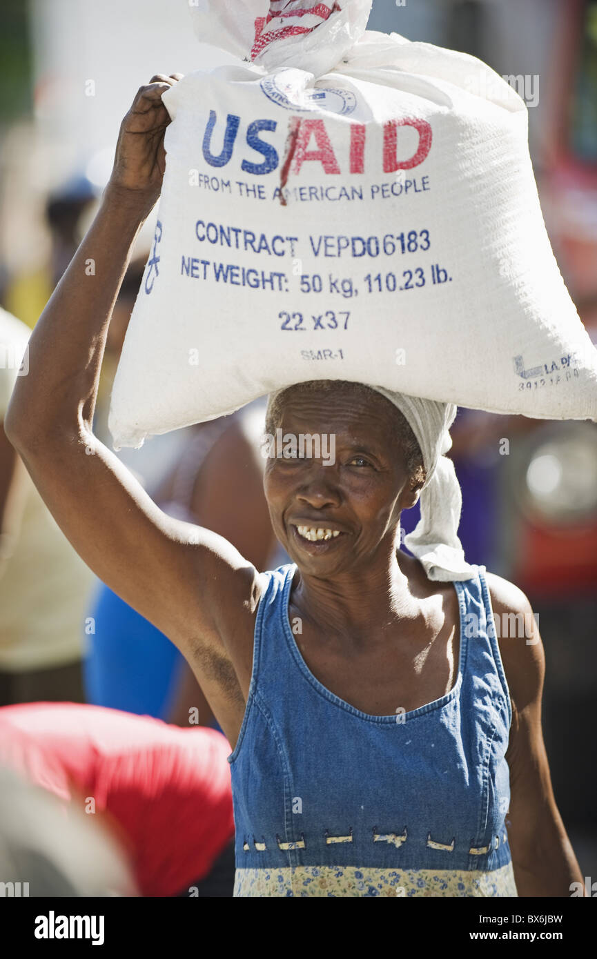 Eine Frau, die Reis, USAid Verteilung von Nahrungsmitteln nach dem Erdbeben im Januar 2010, Port au Prince, Haiti, West Indies Stockfoto