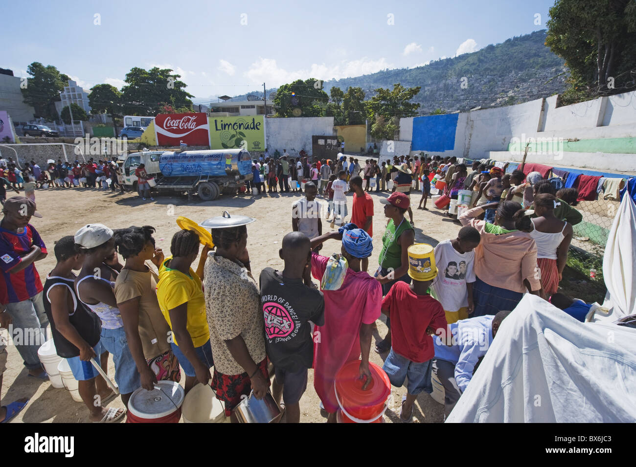 Menschen Futter bis zur Wasserverteilung nach dem Erdbeben im Januar 2010, Port au Prince, Haiti, West Indies Stockfoto