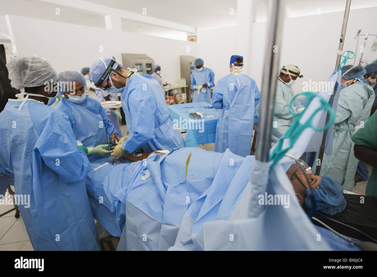 Amerikanischen Arzt Chirurgie, Bein Fraktur Patienten, Erdbeben im Januar 2010, AKH, Port au Prince, Haiti Stockfoto