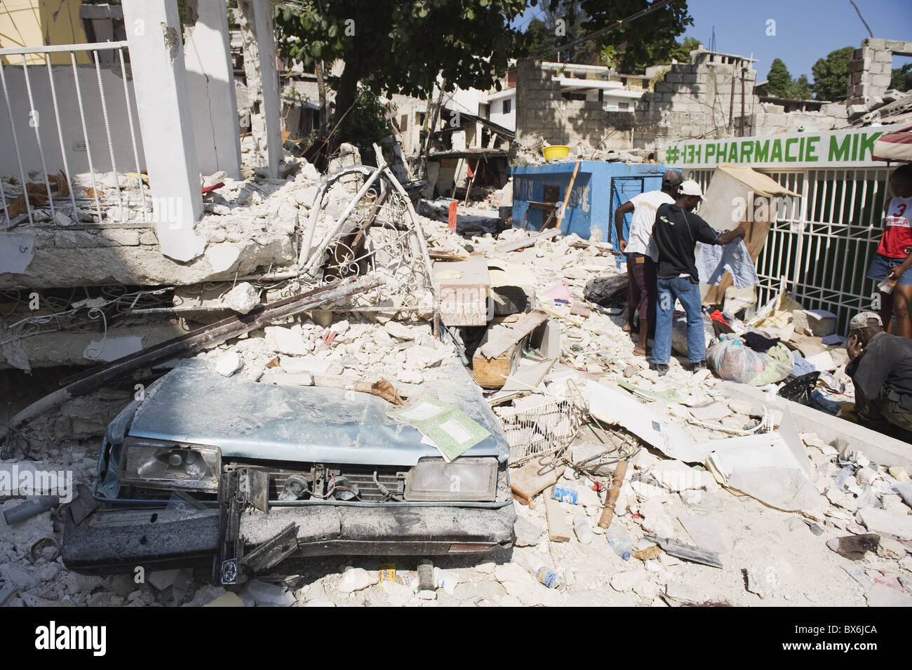 Beschädigte Autos und Gebäude, Erdbeben im Januar 2010, Montana Estate, Port au Prince, Haiti, West Indies Stockfoto