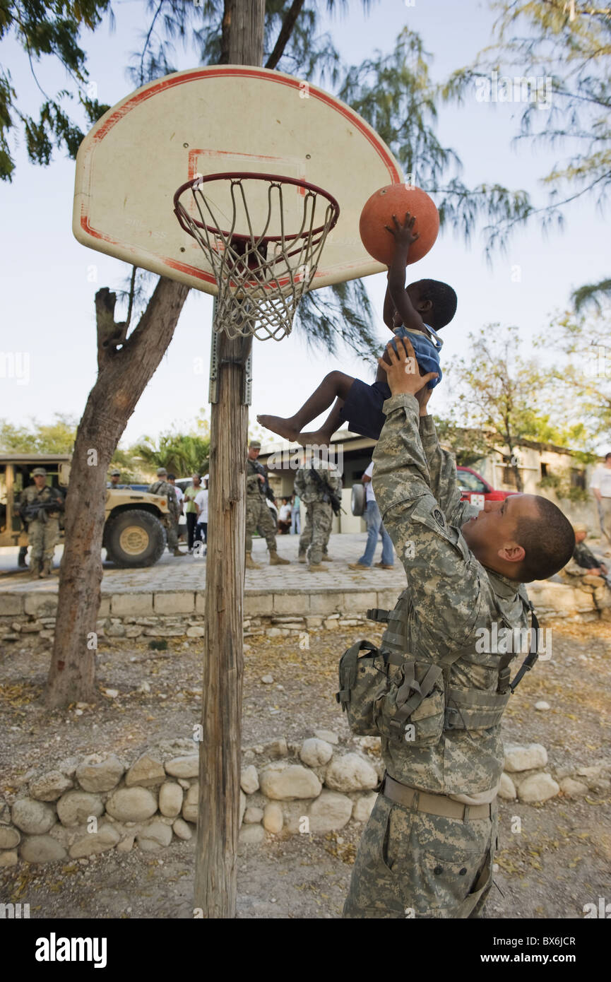US Armee-Soldat spielen Basketball in einem Waisenhaus in Port-au-Prince nach dem Erdbeben 2010, Port au Prince, Haiti Stockfoto