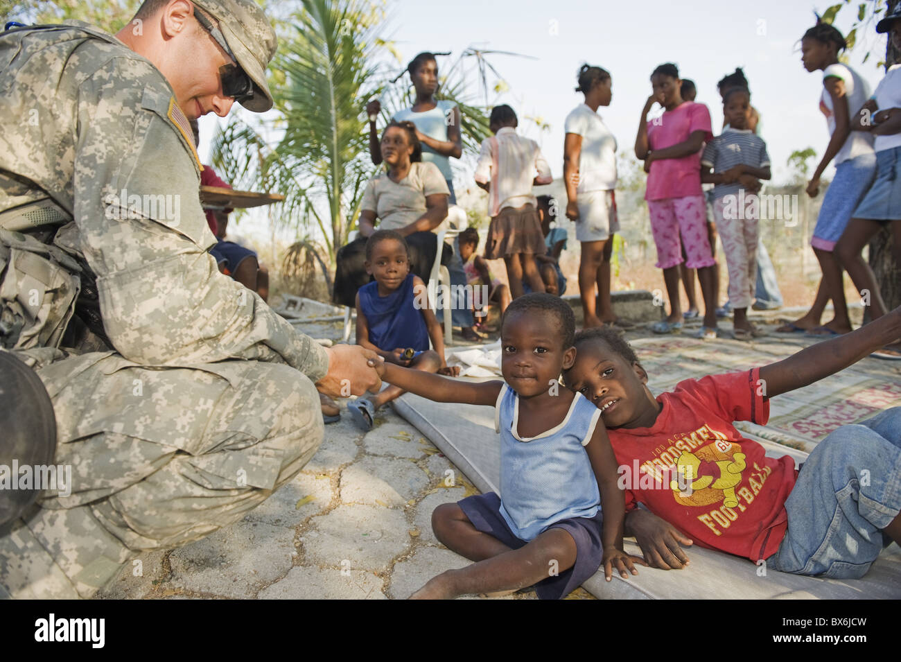 US-Soldat in einem Waisenhaus in Port-au-Prince nach dem Erdbeben 2010, Port au Prince, Haiti, West Indies Stockfoto