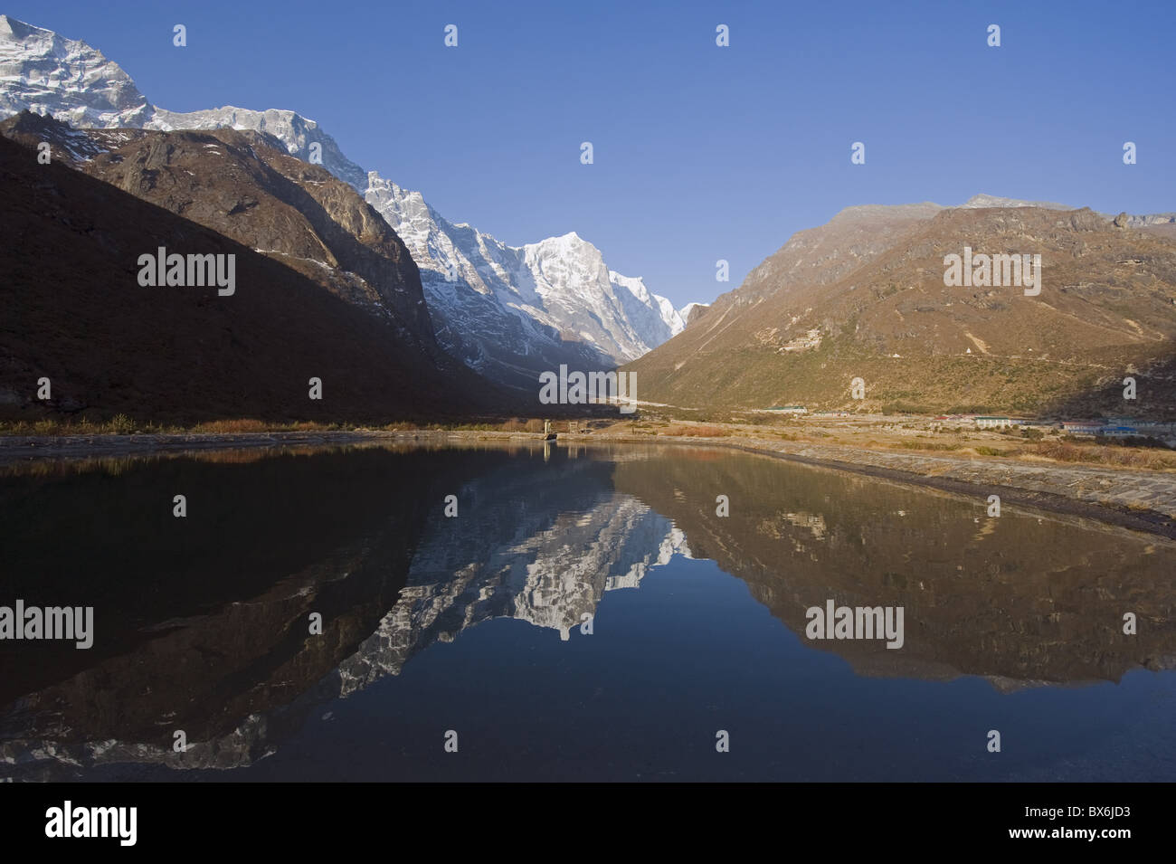 Berge spiegeln sich in einem See, Thame, Solu Khumbu-Everest-Region, Sagarmatha Nationalpark, Nepal, Asien Stockfoto