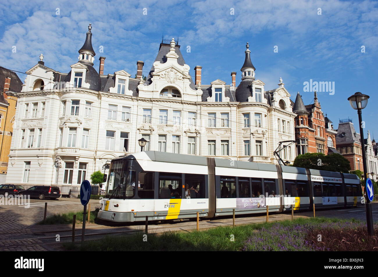 Straßenbahn und Art-Deco-Architektur, Antwerpen, Flandern, Belgien Stockfoto