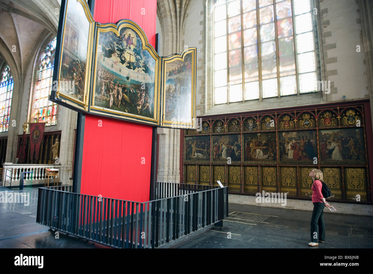 Touristen auf der Suche auf ein Gemälde von Rubens, in Onze-Lieve-Vrouwekathedraal, Antwerpen, Flandern, Belgien Stockfoto