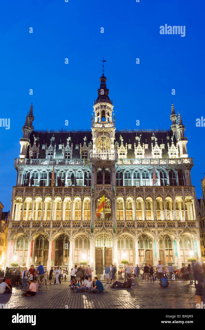 Hotel de Ville (Rathaus) auf der Grand Place bei Nacht, UNESCO-Weltkulturerbe, Brüssel, Belgien, Europa beleuchtet Stockfoto