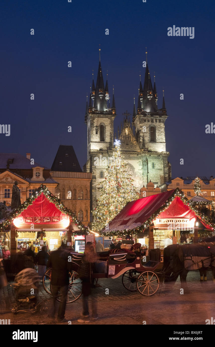 Pferdekutsche Kutsche am Weihnachtsmarkt und gotischen Teynkirche bei Dämmerung, Altstädter Ring, Stare Mesto, Prag, Tschechische Republik Stockfoto