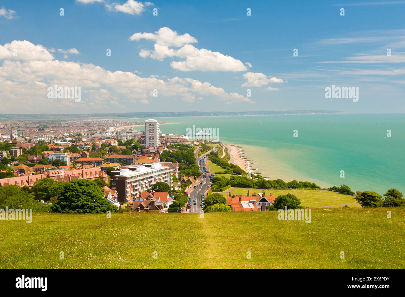 Blick über Eastbourne in East Sussex, England vom Ende oder Anfang der South Downs Way Stockfoto