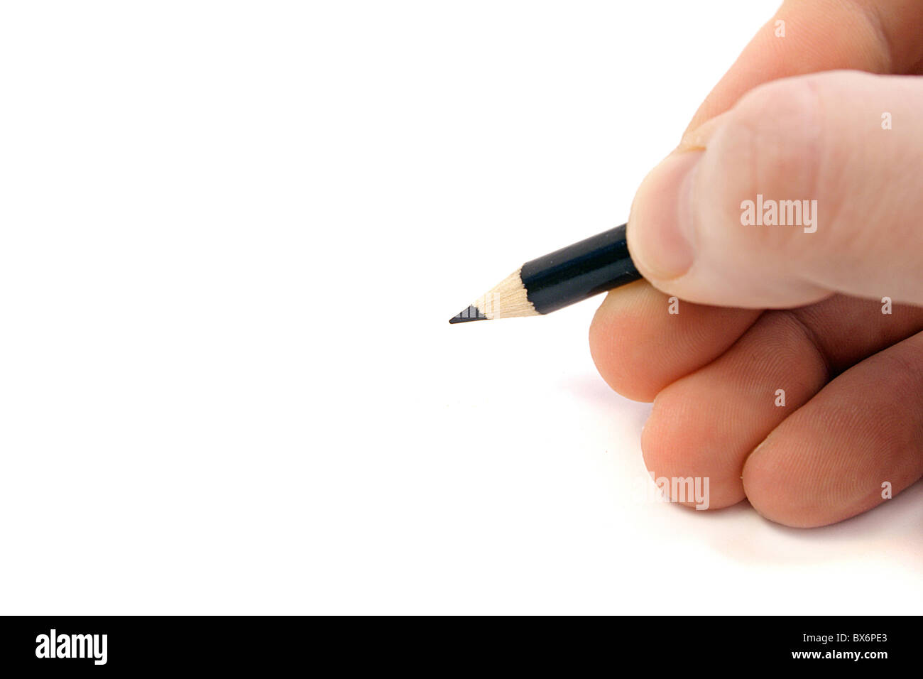 Eine menschliche Hand einen Bleistift. Alle auf weißem Hintergrund. Stockfoto