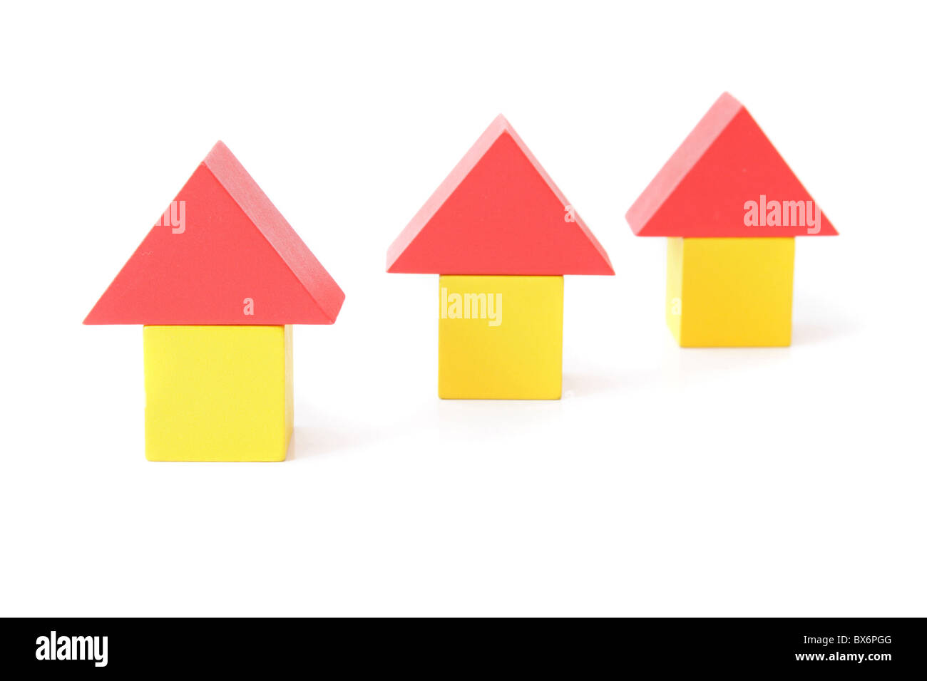 Eine Reihe von stilisierten Häuser aus bunten Blöcken. Alle isoliert auf weißem Hintergrund. Stockfoto