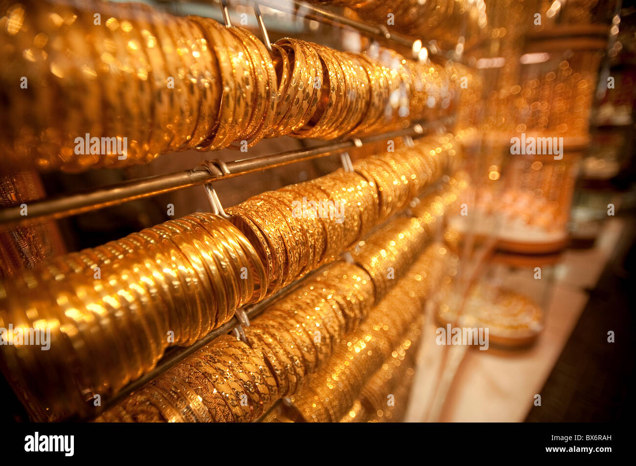 Gold bracelets gold souk dubai -Fotos und -Bildmaterial in hoher ...