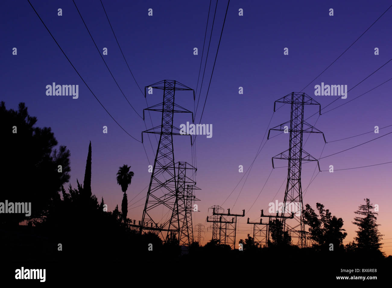 Silhouette bei Sonnenuntergang durchlaufen eine Nachbarschaft von Stromleitungen. Modesto, Kalifornien, Vereinigte Staaten von Amerika Stockfoto