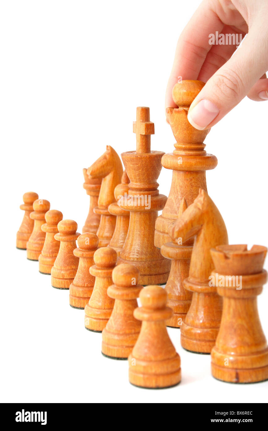 Eine Person macht einen geschickter Schachzug in einem Schachspiel. Alle isoliert auf weißem Hintergrund. Stockfoto