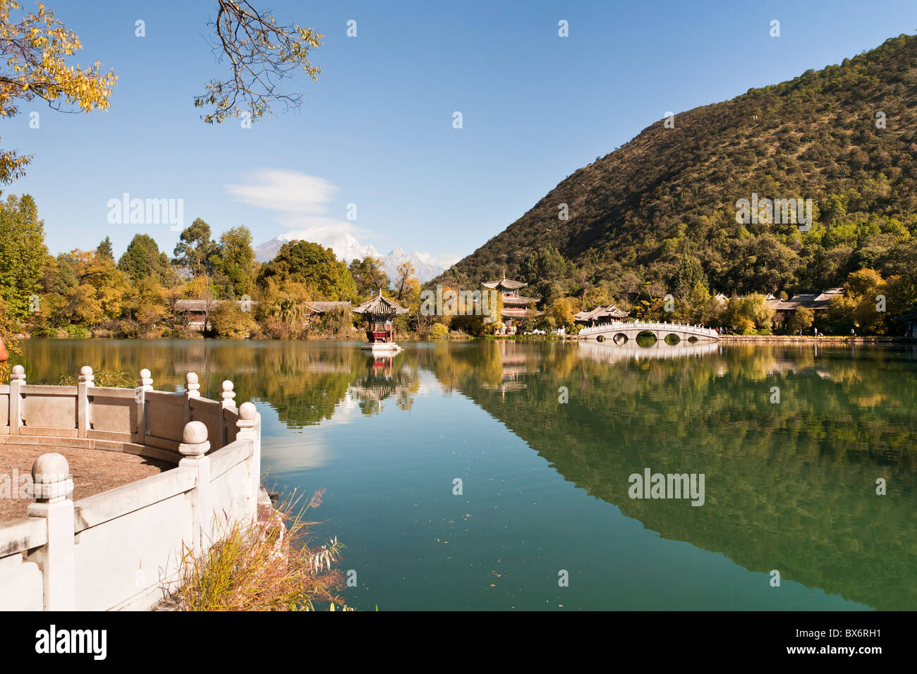 Black Dragon Pool und Jade Dragon Snow Mountain, Lijiang, Yunnan Provinz, China Stockfoto