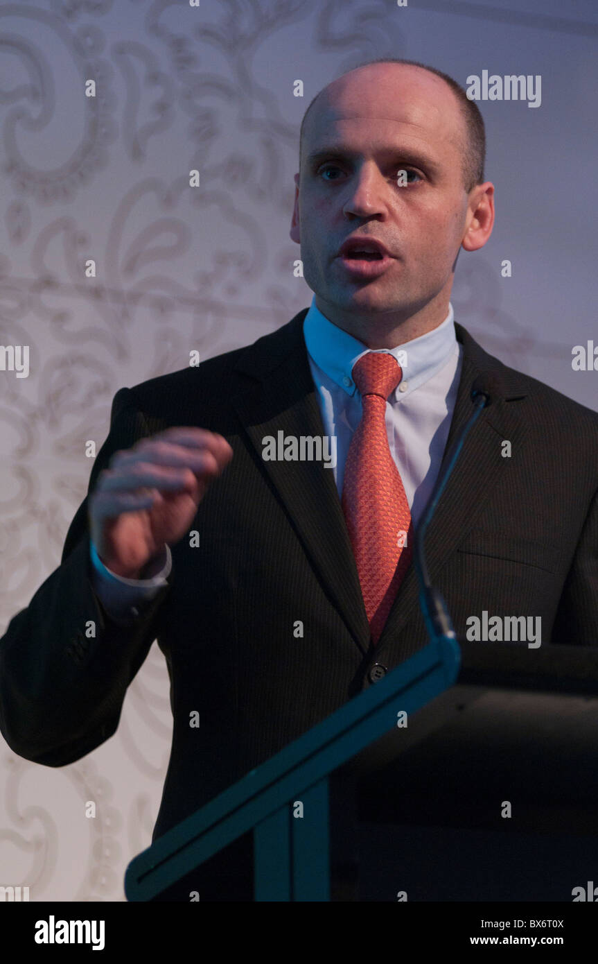 Mark Arbib, ehemaliger Labor Senator und ehemaliger australischer Minister für Sport und Minister für indigene Beschäftigung und wirtschaftliche Entwicklung, sprach vor einem Publikum auf einer Jobs Australia Konferenz. Stockfoto