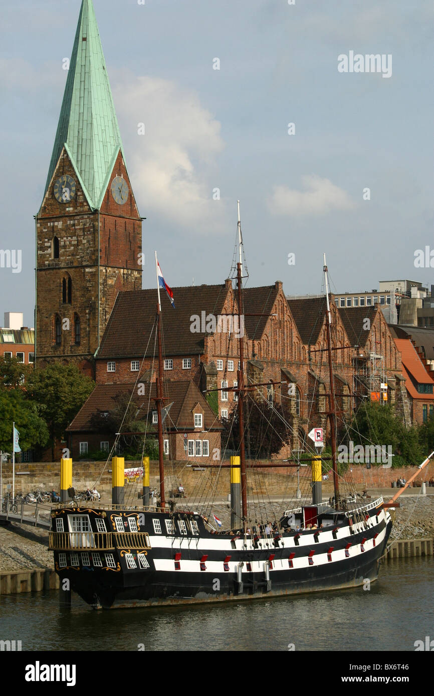 Restaurant-Schiff "Admiral Nelson" vor St. Martini Kirche - Bremen, Deutschland, Freie Hansestadt Bremen, Keim Stockfoto