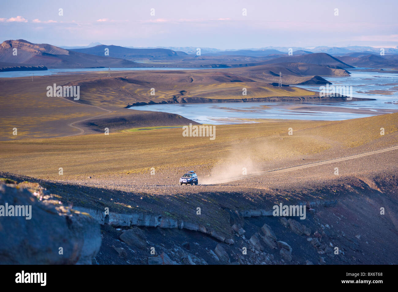 4 x 4 auf Blautaver Strecke in der Nähe von Beschreibung, Tungnaa Flusstal hinter Landmannalaugar Gebiet, Fjallabak Region, Island Stockfoto