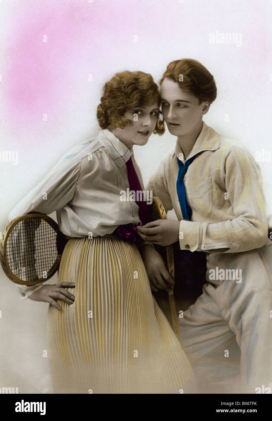 Sport, Tennis, junges Paar mit Schlägern, Studioaufnahmen, Ansichtskarte, Frankreich, um 1925, zusätzliche-Rechte-Clearences-nicht vorhanden Stockfoto