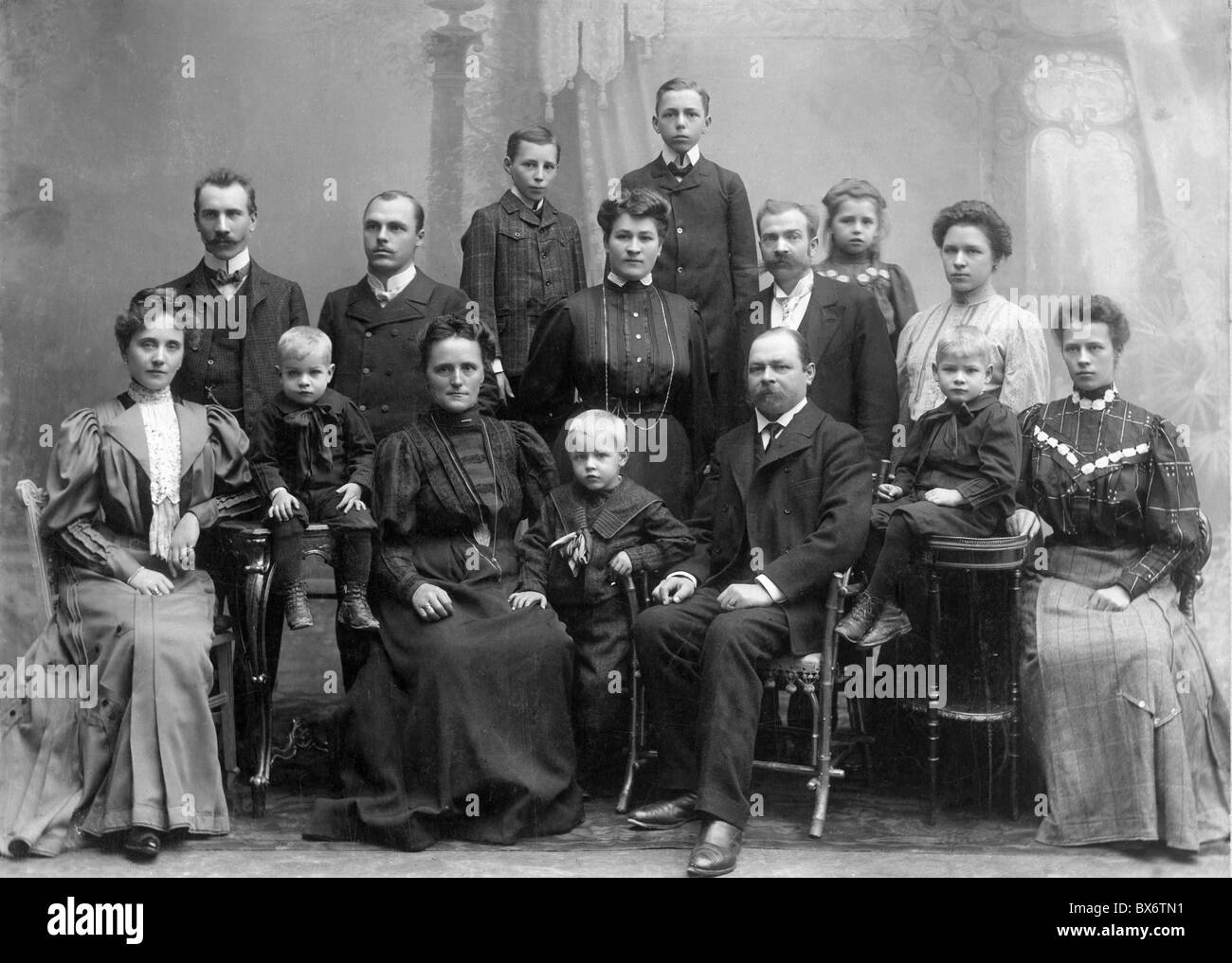 Personen, Familie, Gruppenbild, aufgenommen anlässlich einer Silberhochzeit, 1906, Zusatz-Rechte-Clearenzen-nicht verfügbar Stockfoto