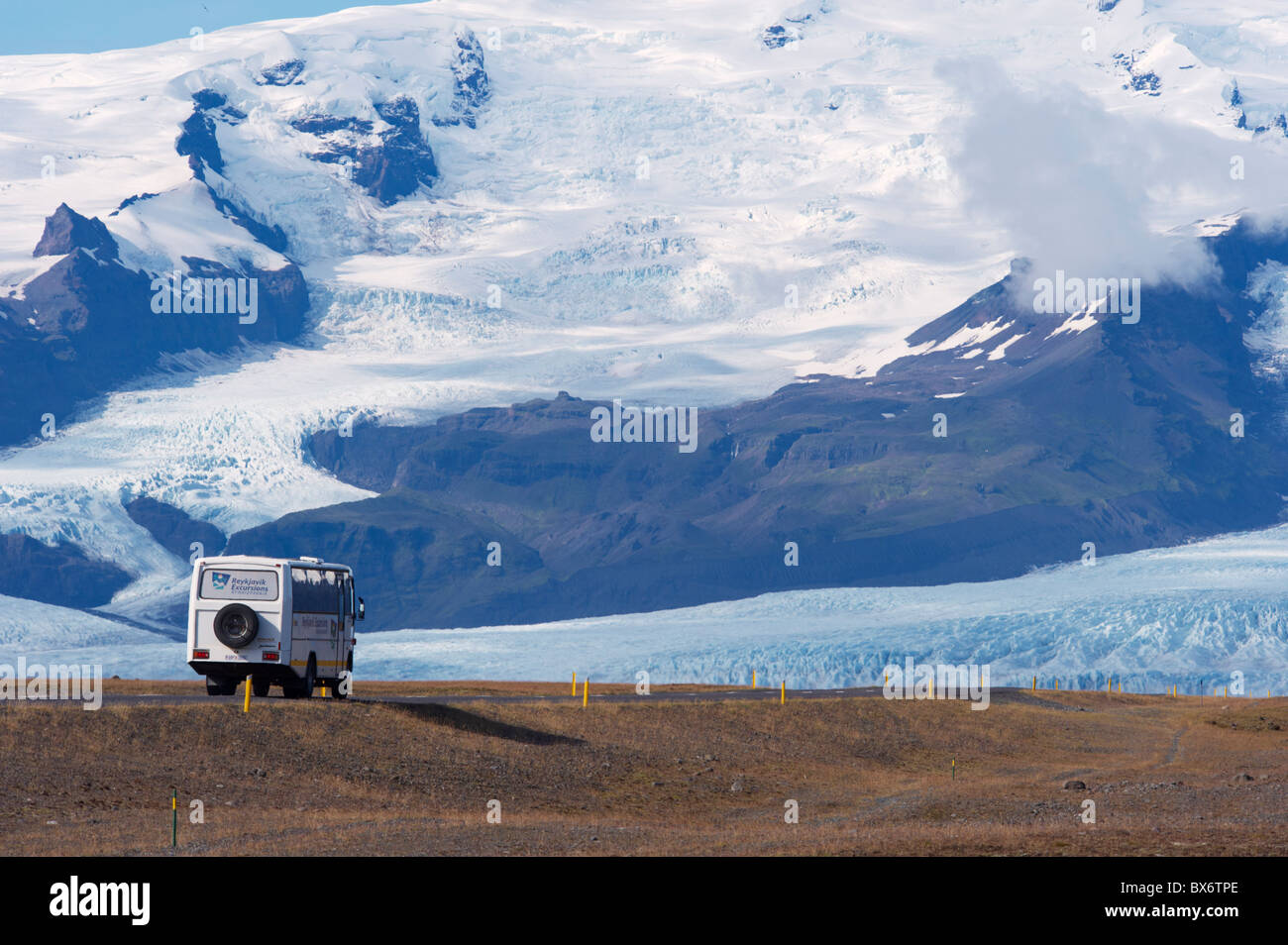 Ein Touristenbus auf der Ringstraße unter die große Masse des Oraefajokul-Gletschers, Südwest-Island (Austurland), Island Stockfoto