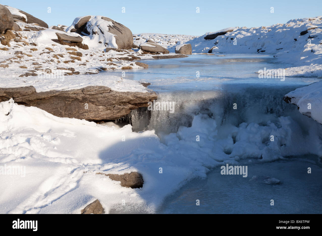 Die gefrorenen Kinder-Fluss im Winter auf Kinder Scout im Dunkeln Peak Teil der Peak District National Park, Derbyshire, UK Stockfoto