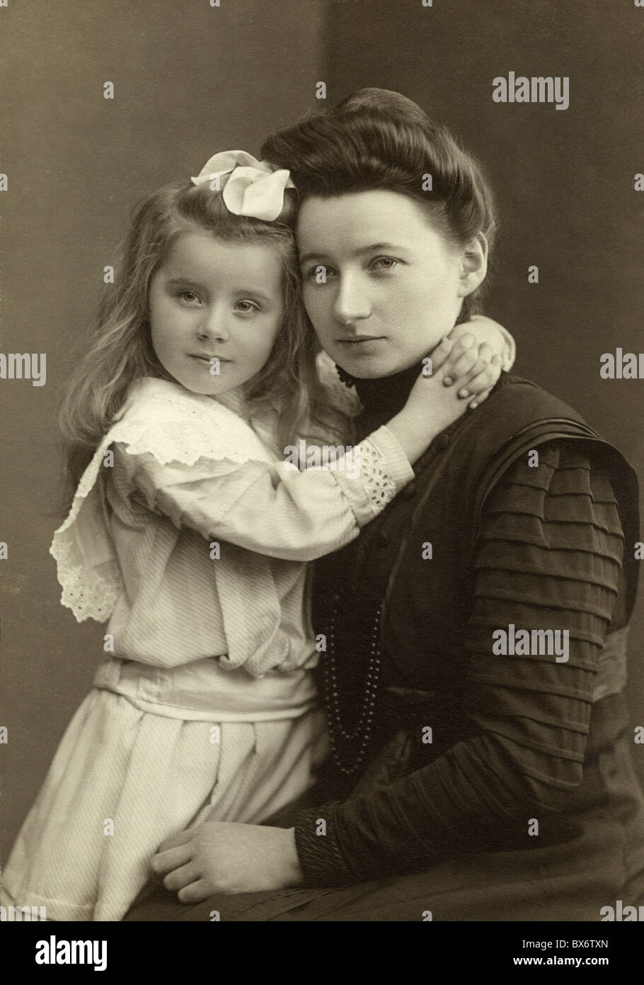 Personen, Familie, Mutter mit Tochter (5 Jahre), Kabinettkarte, Atelier Wertheim, Berlin, 1909, Zusatz-Rechteklärung-nicht vorhanden Stockfoto