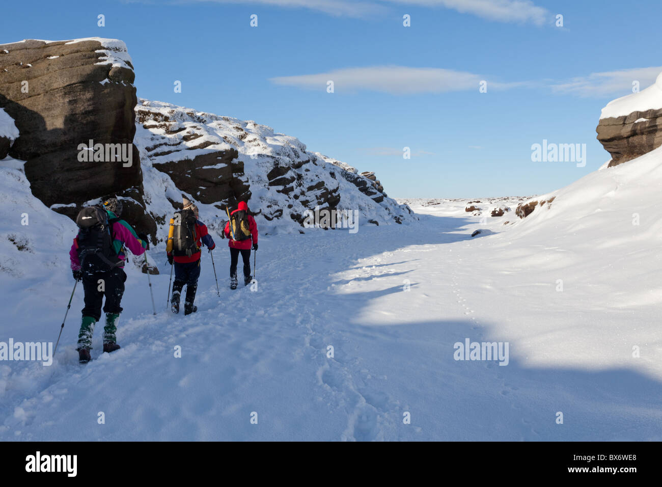 3 Wanderer auf dem Kinder-Fluss im Winter auf Kinder Scout im Dunkeln Peak Teil der Peak District National Park, Derbyshire, UK Stockfoto