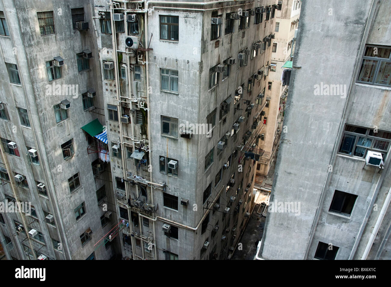 Alten, heruntergekommenen konkrete Wohnhochhäusern in Kowloon, Hong Kong, China. Stockfoto