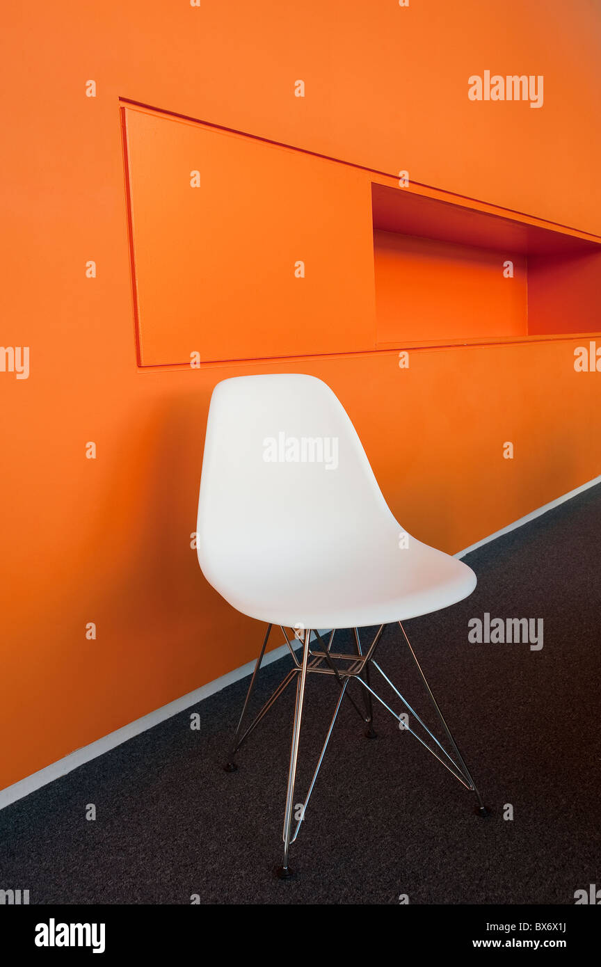 Sehr bunte ultra modernen minimalistischen Designer Büromöbel in einem modernen Bürogebäude-Umfeld Stockfoto