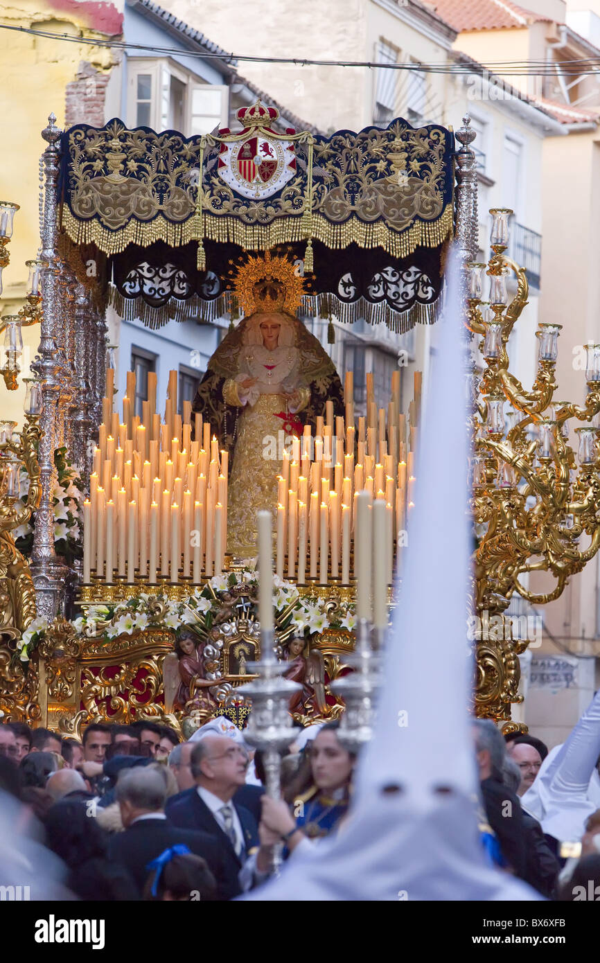 Religiöse Schwimmer durchgeführt durch die Straßen während der Semana Santa (Karwoche) feiern, Malaga, Andalusien, Spanien, Europa Stockfoto