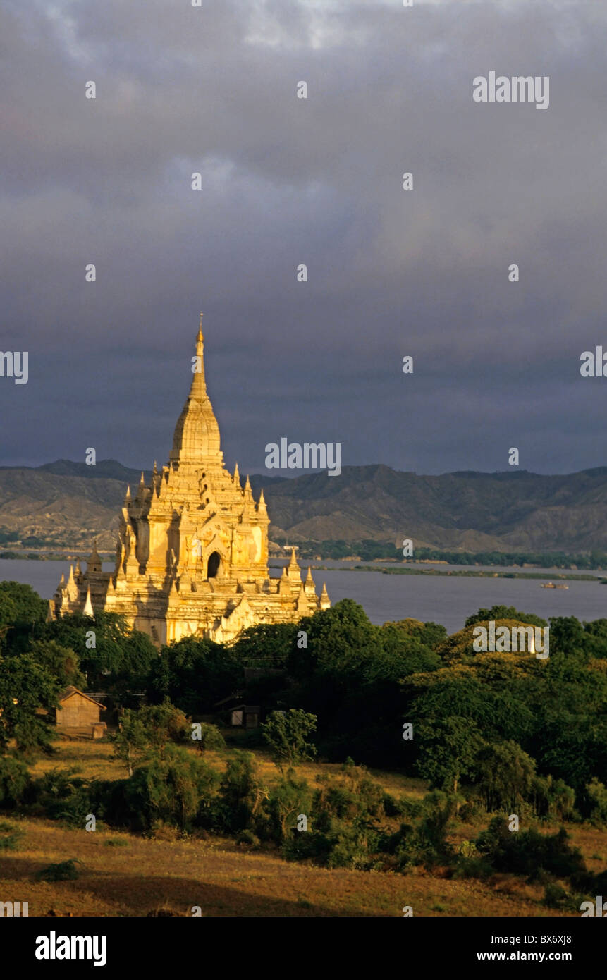 Gawdawpalin Tempel und historische Pagoden bei Sonnenaufgang entlang des Irrawaddy Flusses, Bagan, Myanmar. Stockfoto
