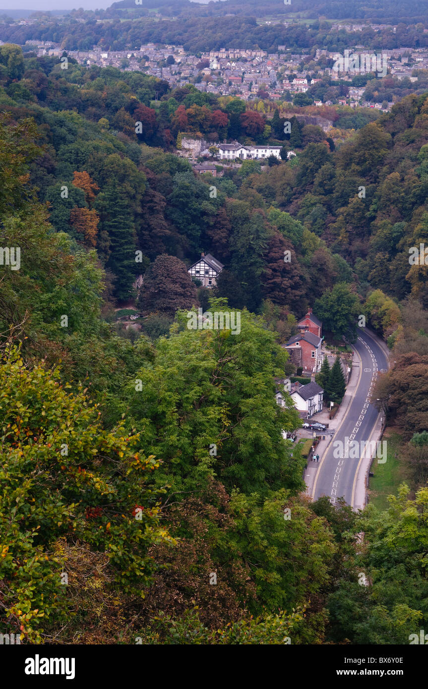 Blick von den Höhen von Abraham im Peak District zeigt die A6-Straße Matlock, Derbyshire, England zu verlassen Stockfoto