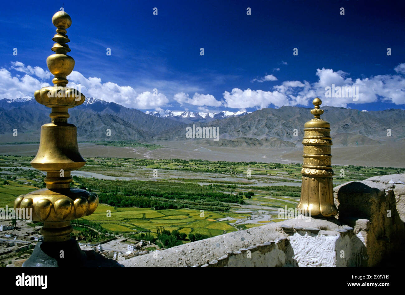 Gold-Skulpturen an Wänden des tibetischen Klosters Thikse Gompa mit malerischen Blick auf die Berge im Hintergrund, Ladakh, Indien. Stockfoto