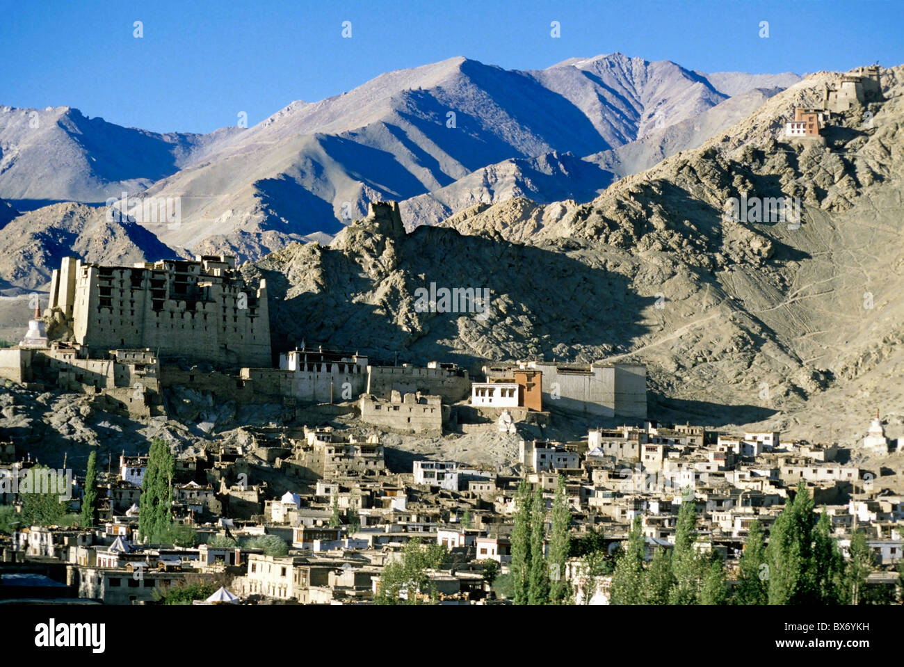 Leh-Palast mit Blick auf die Stadt, Leh, Ladakh, Indien. Stockfoto