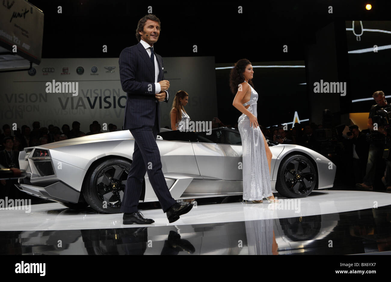 Lamborghini CEO Stephan Winkelmann präsentiert Lamborghini Reventon Roadster auf der Volkswagen Konzern Abend auf der 63.. Stockfoto