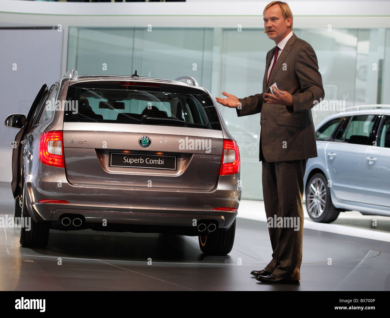 Eckhard Scholz von Skoda Auto präsentiert neue Skoda Superb Combi des tschechischen Autos des Herstellers Skoda Auto präsentiert auf es ist Welt Stockfoto
