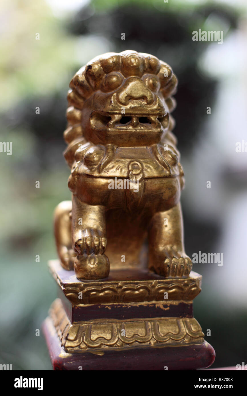 Löwenstatue am buddhistischen Tempel in Shanghai, China Stockfoto