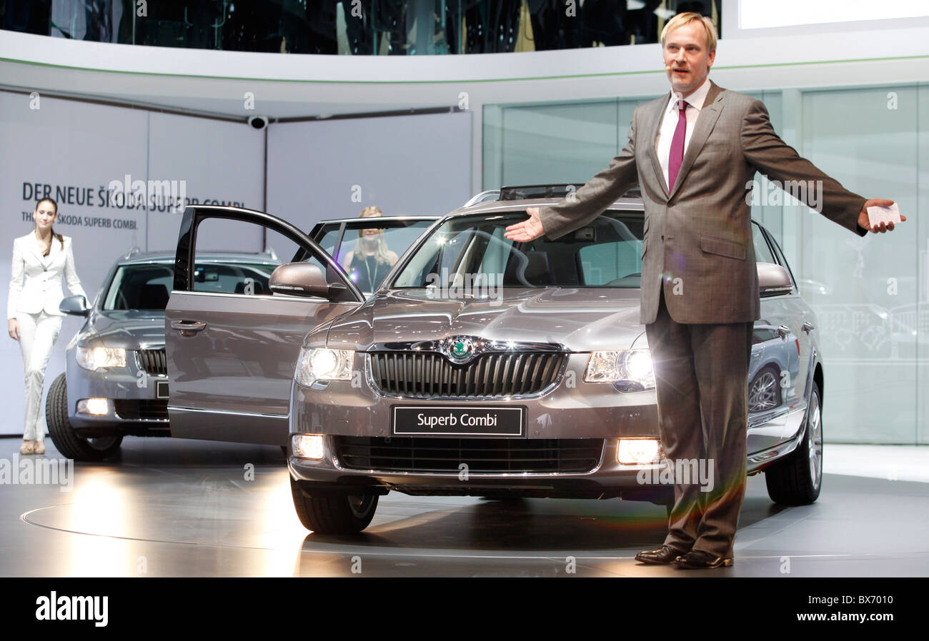 Eckhard Scholz von Skoda Auto präsentiert neue Skoda Superb Combi des tschechischen Autos des Herstellers Skoda Auto präsentiert auf es ist Welt Stockfoto