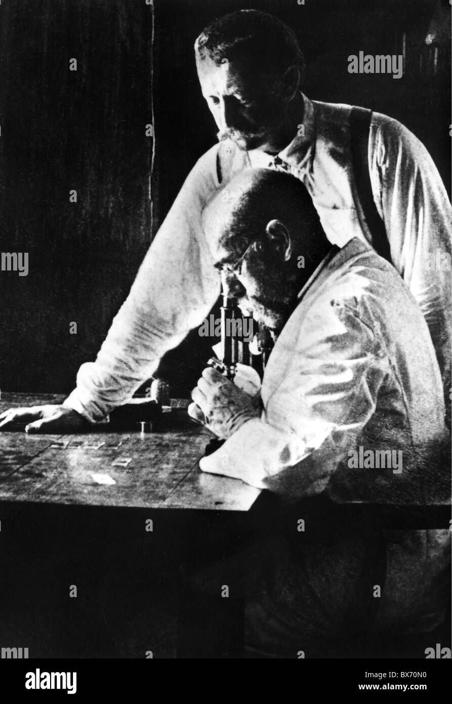 Koch, Robert, 11.12.1843 - 27. 5.1910, deutscher Arzt, in Zusammenarbeit mit seinem Assistenten Richard Pfeiffer, Institut für Hygiene, Berlin, ca. 1890, Stockfoto
