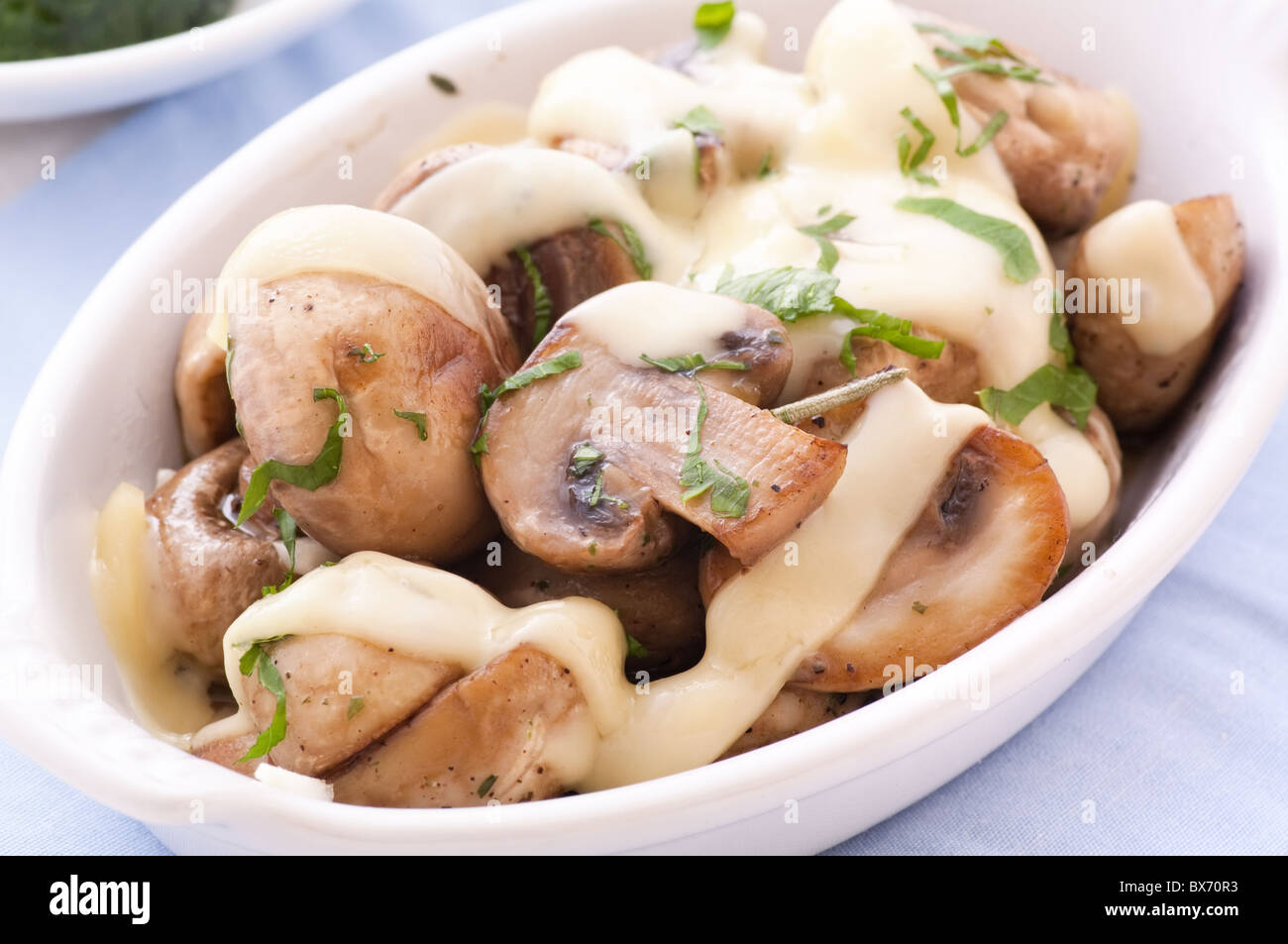 Gebraten in Scheiben geschnittenen Champignons als Closeup in eine Schüssel geben Stockfoto