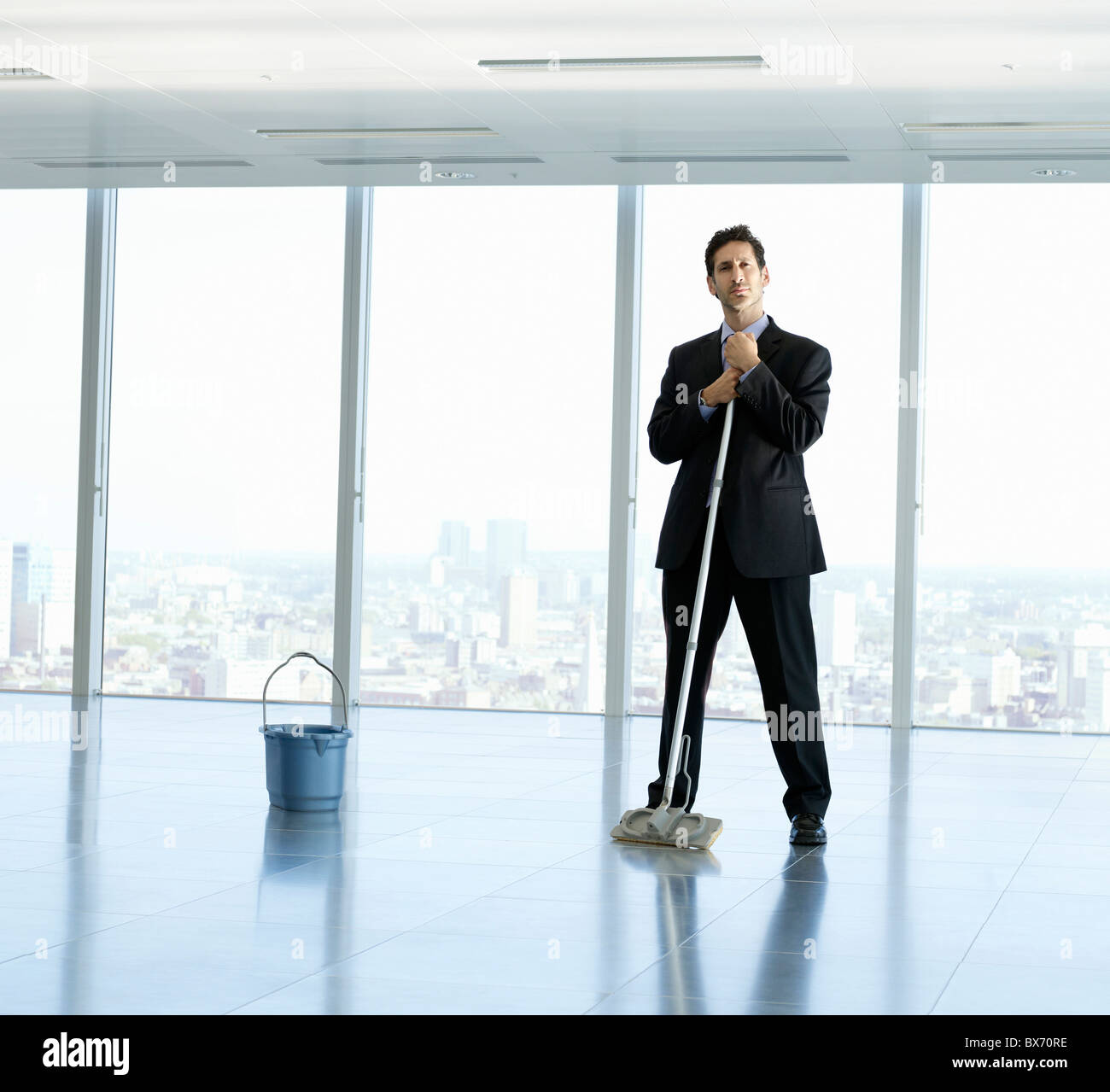 Geschäftsmann, die Reinigung der Etage, Stadtlandschaft im Hintergrund Stockfoto