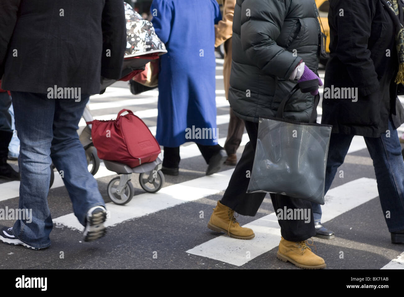 Während der Ferienzeit, 34th Street, New York City Shopper Stockfoto