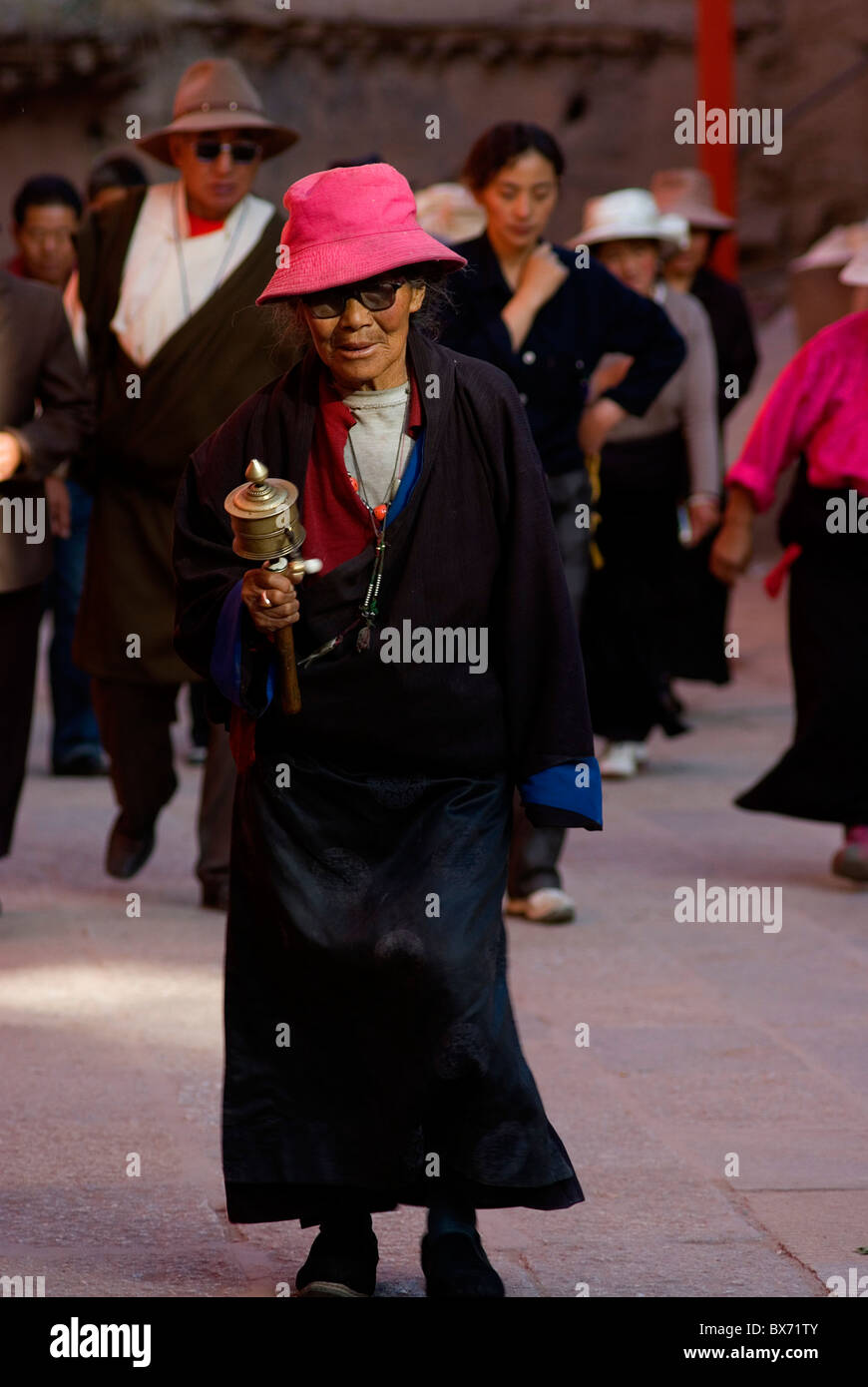 Frau mit Gebetsmühle außerhalb Parkhang Druckmaschine, Sichuan, china Stockfoto