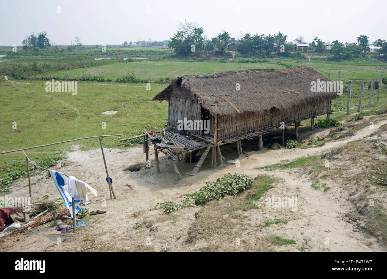 Mishing Stammes-Dorf Haus, Majuli Island, größte Süßwasser riverine Insel in der Welt, Brahmaputra Fluss, Assam, Indien Stockfoto