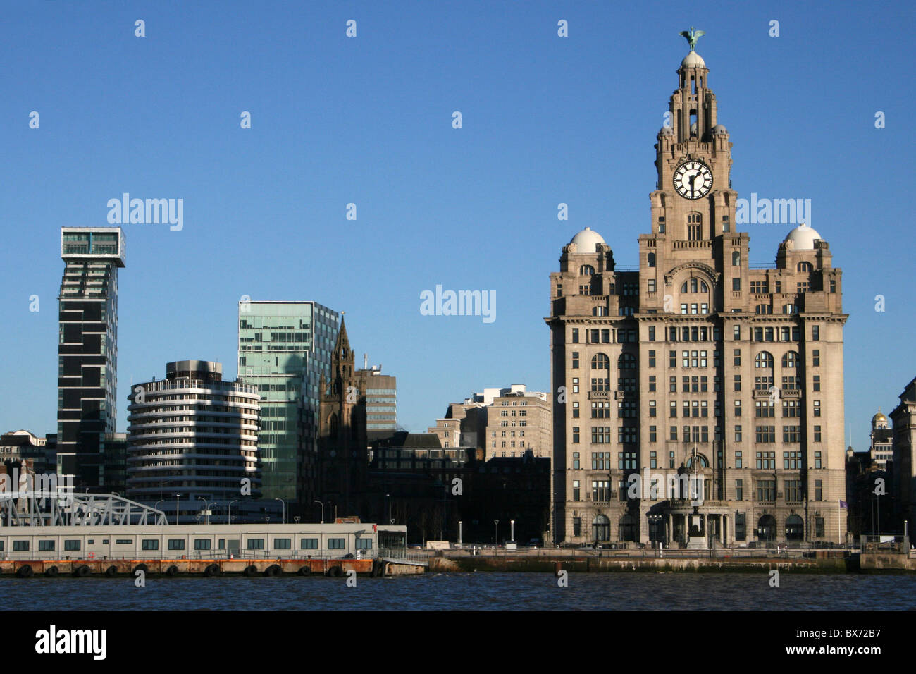 Liverpool Skyline aus den Fluss Mersey, UK Stockfoto