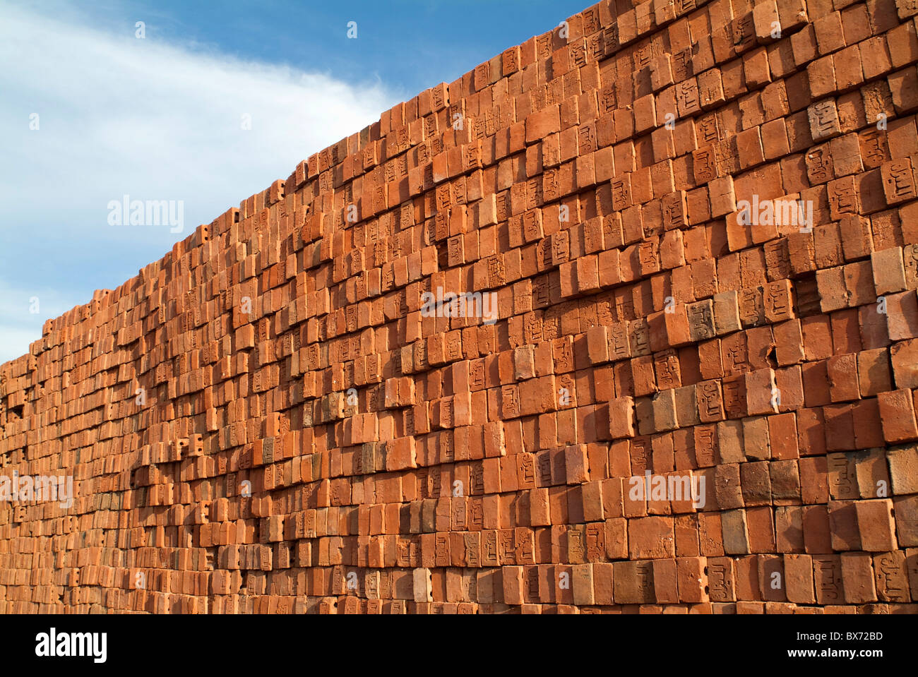 Gestapelte Backsteine bilden eine feste Wand, Rotes Meer, Ägypten. Stockfoto