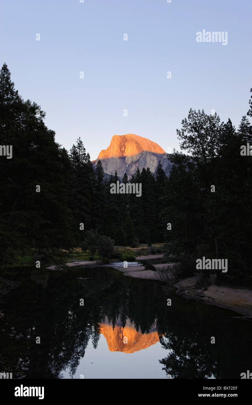 USA, Kalifornien, Yosemite-Nationalpark, Merced River und Half Dome Berg Stockfoto