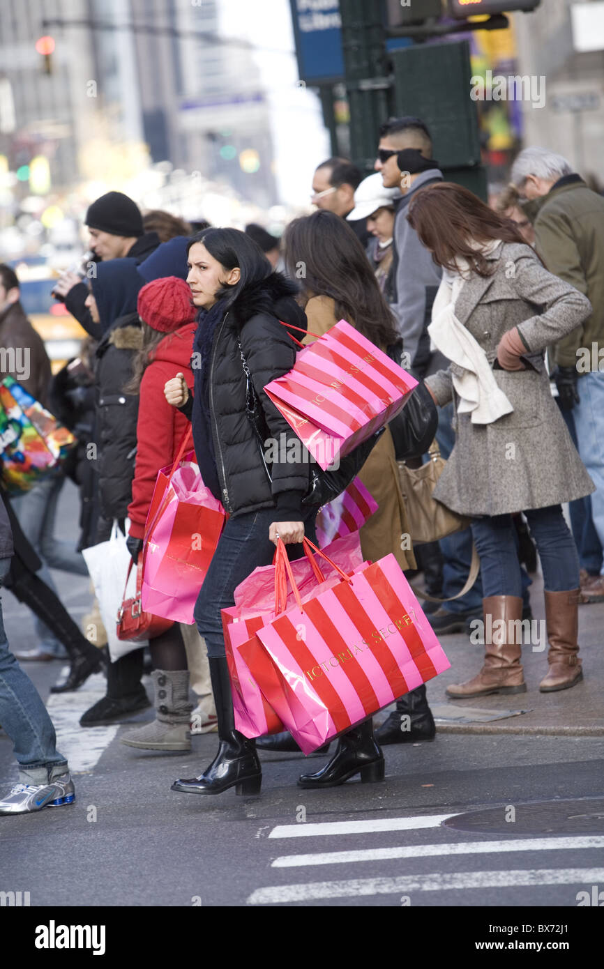 Das Weihnachtsgeschäft in die Läden am Broadway in der Nähe Kaufhaus Macy's in New York City. Stockfoto